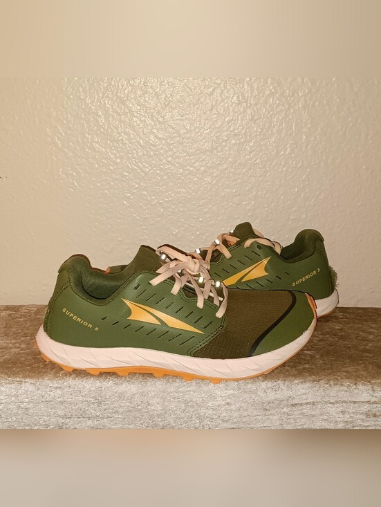 Altra Shoes - Altra Superior 5 trail running shoes in an Olive colorway. W-Size 9